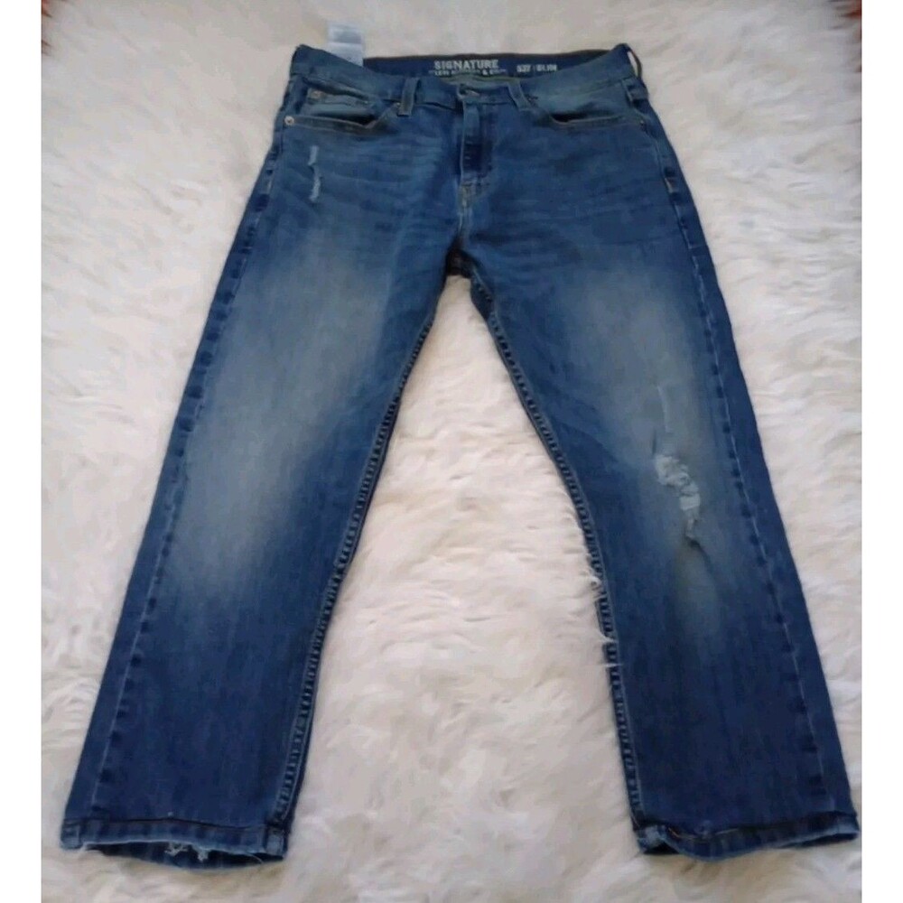Signature Levi Strauss Jeans Women’s  Blue Mid-Rise distressed Capri Denim